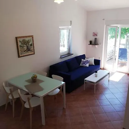 In With Two-bedrooms 1 شقة *